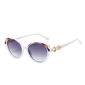 Lunettes de soleil rondes blanches avec verres dégradés violets et détails de chaîne dorée - Monture Blanche Verres Gris