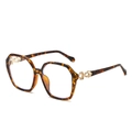 Schicke Schildpatt-Sonnenbrille in Polygon-Form mit goldenen durchbrochenen Bügeln - Jujube Roter Rahmen