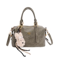 Minimalistische grüne Boston-Tasche mit goldenem Logo und Plüschhund-Anhänger - Mit Anhänger / Grün