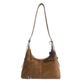 Bolso hobo marrón caramelo con costuras blancas en contraste y colgante de felpa para invierno - Con Colgante / Marrón