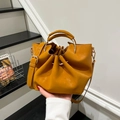 Modische ingwergelbe PU-Beuteltasche mit goldenem Ringgriff und verstellbarem Riemen - Braun