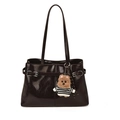 Sac fourre-tout minimaliste en cuir marron foncé brillant avec charme d'ours - Avec Pendentif / Marron