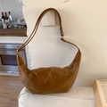 Dettaglio ravvicinato della borsa croissant marrone con cuciture bianche a contrasto e pelle - Marrone