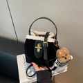 Mini borsa a secchiello in camoscio nero con bordo in peluche bianco e ciondolo a cucciolo - Con Ciondolo / Nero