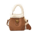 Braune Mini-Eimertasche aus Wildlederimitat mit weißem Plüschbesatz und Drehverschluss - Mit Anhänger / Kastanienbraun