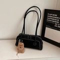 Elegante borsa a spalla nera con cuciture a contrasto e ciondolo orsetto marrone - Con Ciondolo / Nero