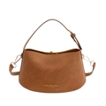 Borsa a spalla in pelle marrone con logo dorato e tracolla regolabile su sfondo bianco - Marrone