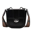 Borsa a sella minimalista in pelle nera lucida con ampia tracolla in tessuto stile bohémien - Nero Moda