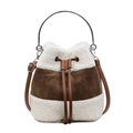 Détail du sac seau en peluche avec poignée en métal, peau de mouton et daim contrasté - Marron