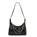 Minimalistische schwarze Schultertasche in Lackoptik mit dekorativen Silberketten - Schwarz