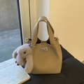Borsa a secchiello in pelle beige con motivo litchi e ciondolo a forma di coniglio - Con Ciondolo / Cachi