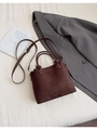Piccola borsa tote quadrata in pelle scamosciata marrone con tracolla regolabile - Marrone