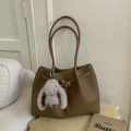 Dunkelbraune Shopper-Tasche aus Leder mit feiner Narbung und Hasen-Plüschanhänger - Braun mit Anhänger