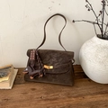 Vintage donkerbruine schoudertas van imitatie-suède met leuke hangers voor dames. - Met Hanger / L / Bruin
