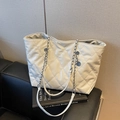 Sac fourre-tout matelassé blanc crème avec chaîne argentée et simili cuir brillant - Blanc Cassé