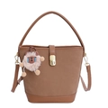 Bolso cubo vintage marrón de ante y cuero liso con colgante de peluche de alpaca - Marrón