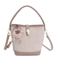 Bolso tipo cubo retro de cuero sintético café claro con colgante y cierre dorado - Albaricoque