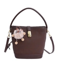 Bolso cubo retro marrón oscuro en cuero mate con cierre dorado y colgante de oveja suave - Marrón