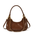 Detalle de bolso hobo marrón oscuro brillante con correa de cadena de metal dorado - Marrón