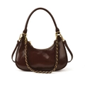 Detalle de bolso hobo de cuero brillante marrón oscuro con cadena dorada y cremallera - Marrón