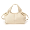 Bolso tipo dumpling de cuero beige con herrajes dorados y doble correa de hombro - Blanco