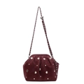 Borsa a tracolla plissettata rosso scuro con rivetti argento e tracolla a catena - Borgogna