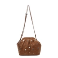 Borsa a nuvola plissettata marrone con borchie argentate e tracolla a catena in finta pelle - Marrone