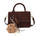 Bolso bandolera de ante marrón oscuro con colgante de oso y etiqueta de moda - Con Colgante / Burdeos