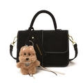Bolso de mano negro mate con costuras blancas y adorable colgante de perro de peluche - Con Colgante / Negro
