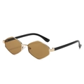Lunettes de soleil rétro géométriques en métal avec verres bruns sur fond blanc pur - Monture Dorée Verre Thé Clair