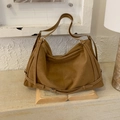 Elegante bolso tote de ante sintético camello con costuras en contraste y hebillas - Marrón