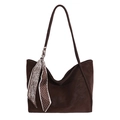 Bolso tote de cuero marrón oscuro con pañuelo de seda estampado en fondo blanco - Marrón