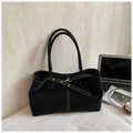 Dettaglio borsa tote in pelle scamosciata nera con cuciture a contrasto e fibbia dorata - Senza Ciondolo / Nero