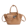 Sac sous le bras en cuir grainé marron avec fermoir tournant et mini pochette charm - Marron