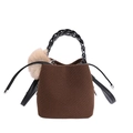 Bolso saco marrón de lana texturizada con asa trenzada negra y colgante de peluche - Marrón