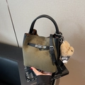 Bolso cubo de ante verde oscuro con ribete de cuero negro y colgante de perro de peluche - Verde con Colgante