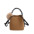 Bolso tipo cubo vintage de fieltro marrón con asa de cadena negra y pompón suave - Caqui