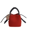 Bolso cubo de lana roja con asa tejida negra y detalle de pompón marrón elegante - Rojo