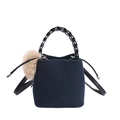 Bolso saco azul marino de tela texturizada con asa trenzada y pompón de piel suave - Azul