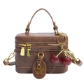 Sac bandoulière matelassé vintage marron avec breloque cerise et détails dorés élégants - Avec Pendentif / Marron