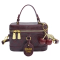 Sac seau matelassé bordeaux en cuir brillant avec breloque cerise et détails dorés - Avec Pendentif / Rouge
