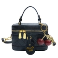 Sac bandoulière matelassé noir avec finitions dorées et pendentif cerise rouge - Avec Pendentif / Noir