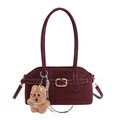 Elegante borsa sottobraccio rosso vino in ecopelle con un simpatico ciondolo a cane - Con Ciondolo / Borgogna