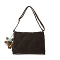 Borsa a tracolla marrone scuro trapuntata con ricamo a rombi e ciondolo a orsetto - Con Ornamento / Marrone