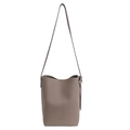 Bolso tipo cubo minimalista en color topo de piel con correa ajustable y elegante logo dorado - Sin colgante / Gris