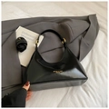Bolso de hombro media luna en cuero negro brillante con detalles de aros dorados - Sin colgante / Negro