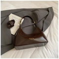 Bolso sobaco de cuero brillante café oscuro con correa ajustable y diseño curvado - Sin colgante / Café