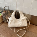 Detalle de bolso nube blanco con lazos decorativos y correa de hombro delgada ajustable - Blanco