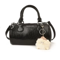 Sac Boston cylindrique noir brillant avec breloque en peluche et logo de mode - Avec Pendentif / Noir