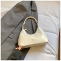Elegante bolso de media luna crema con cremallera dorada sobre una chaqueta - Sin colgante / Blanco